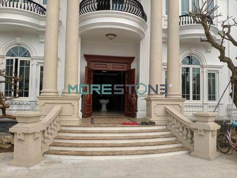 Thể hiện của gia chủ khi đầu tư thi công mặt bậc cong đá Himacs màu vàng dành cho biệt thự cao cấp.